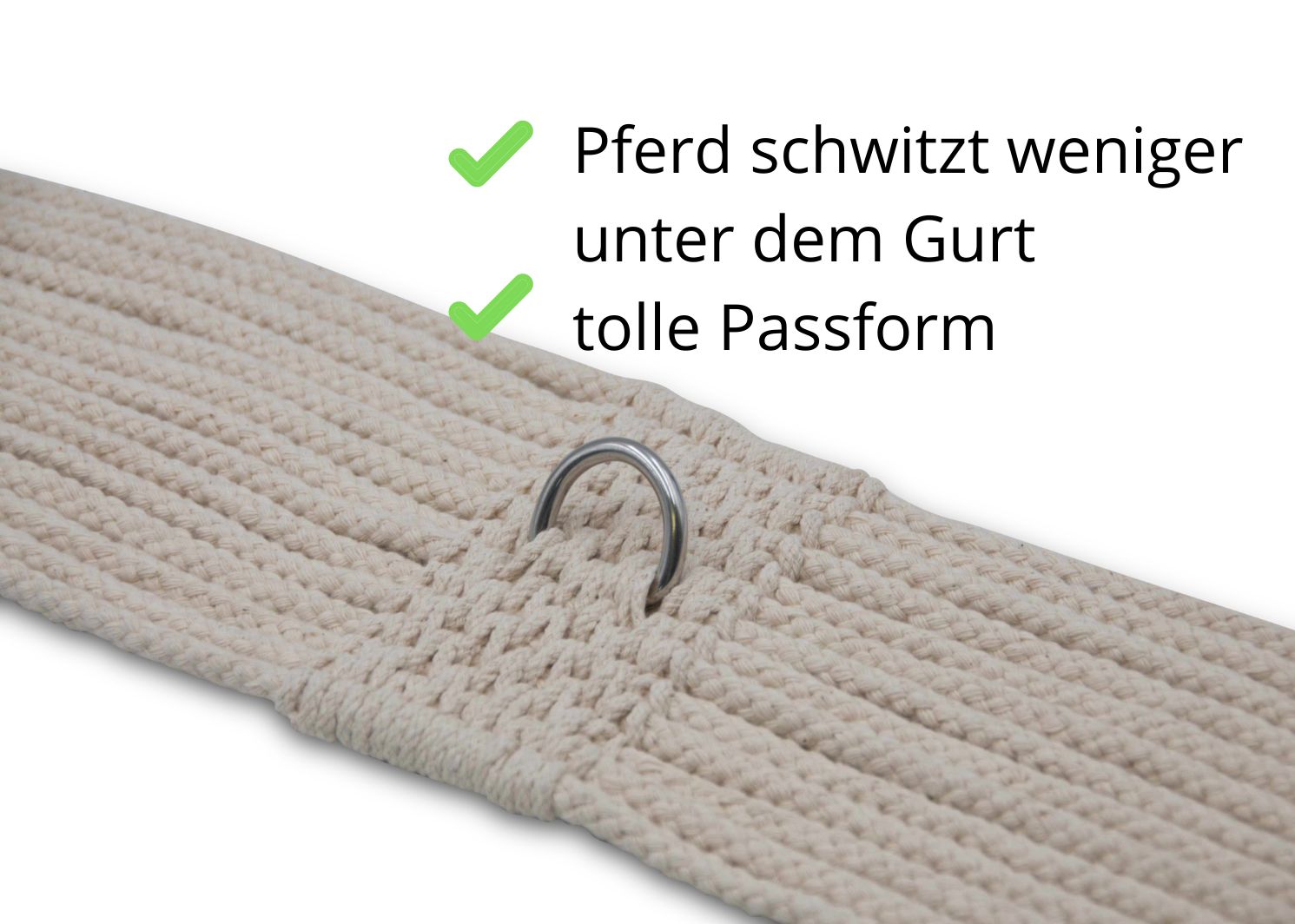 Nahaufnahme des Sattelgurts mit einem Metallring in der Mitte. Beige geflochtenes Material.