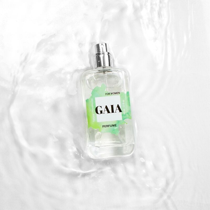 Klarer Flakon mit Sprühkopf im Wasser. Aufschrift GAIA, PERFUME, FOR WOMEN. Grün-weißer Hintergrund.