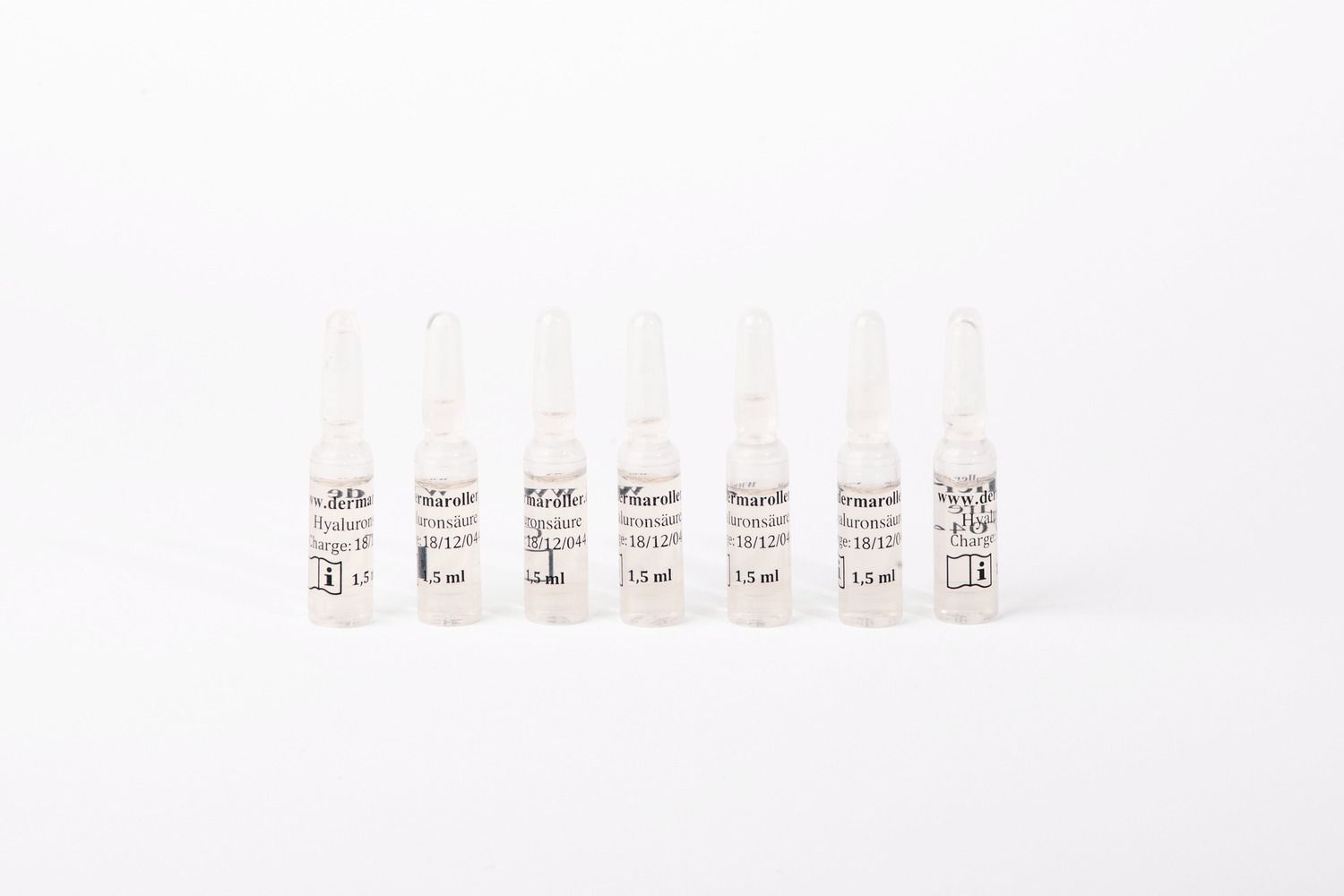 Sechs Dermaroller Hyaluron-Ampullen mit je 1,5 ml Hyaluronsäure, einzeln aufgereiht.