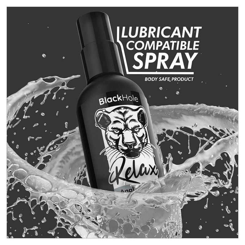 Schwarze Flasche im Wasser. Text: Lubricant Compatible Spray, Body Safe Product. Logo Black Hole.