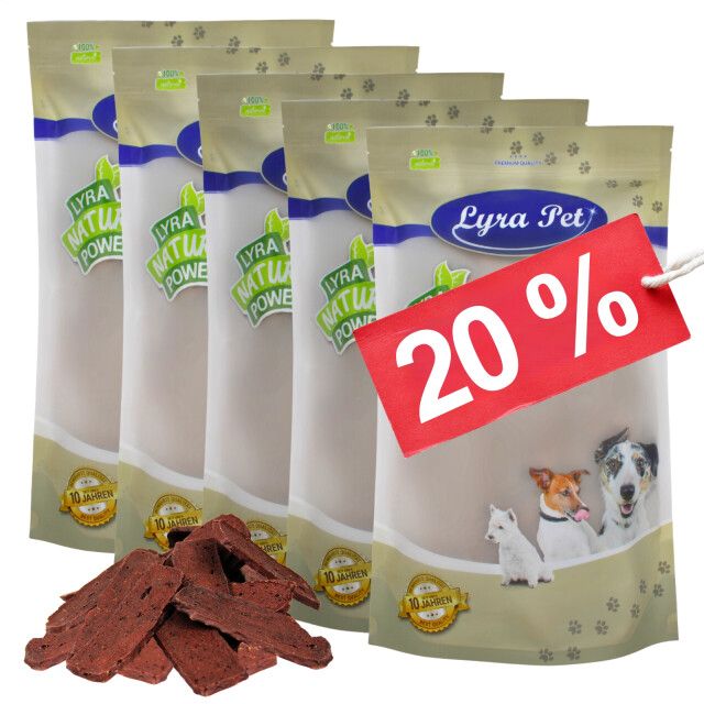 Mehrere Beutel Lyra Pet Lammfleischstreifen mit 20% Rabatt-Etikett. Einige Streifen liegen davor.