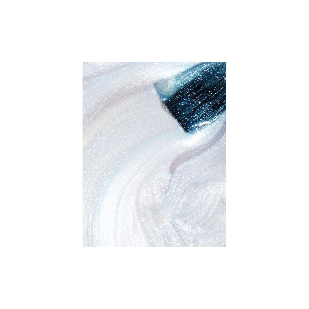Nagellack-Pinsel mit blauem Lack auf weißem Untergrund. Der Lack ist glänzend und schimmernd.