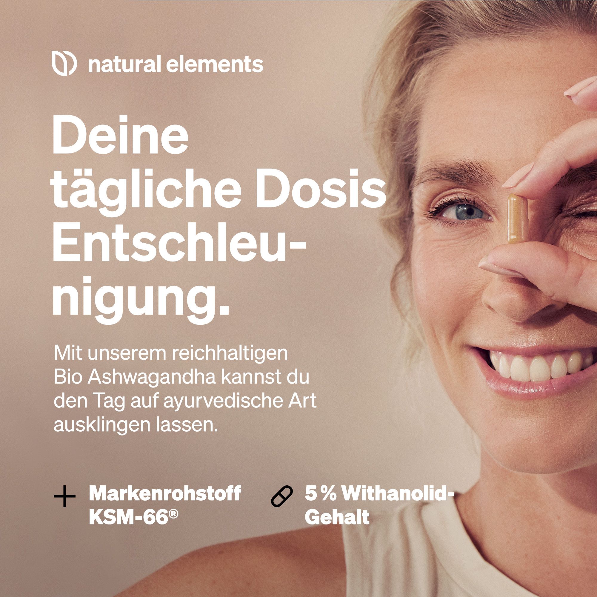 Frau hält Kapsel. Text: Deine tägliche Dosis Entschleunigung. Markenrohstoff KSM-66®, 5% Withanolid-Gehalt.