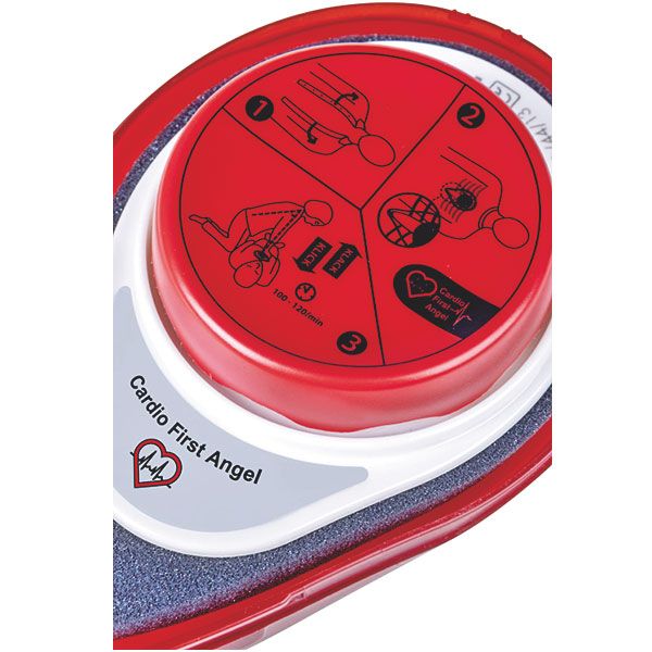 Cardio First Angel. Roter Knopf mit Anweisungen, weißer Rahmen, grauer Schaumstoff. Text: Cardio First Angel. Nahaufnahme.