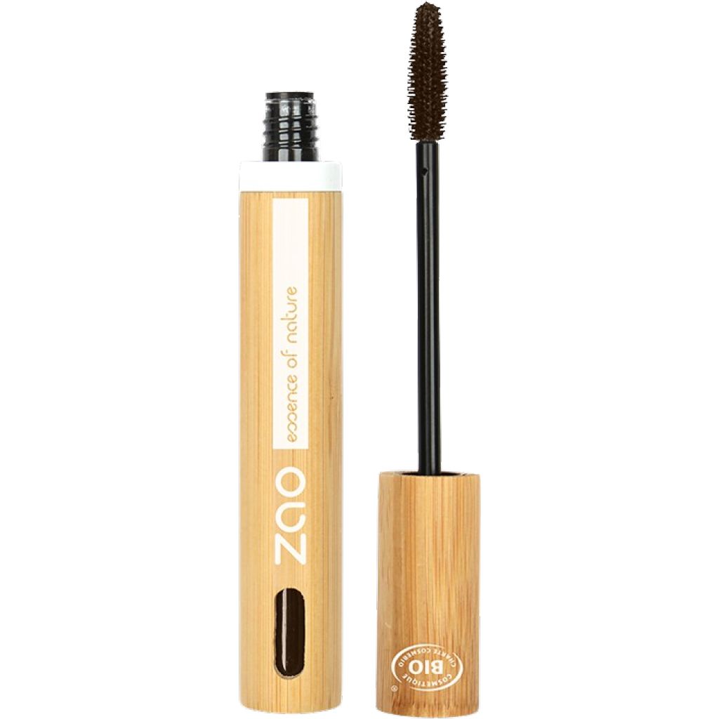 Mascara mit Bambus-Behälter und Bürste. Auf dem Behälter steht "ZAO" und "essence of nature". Das Produkt ist Bio-zertifiziert.
