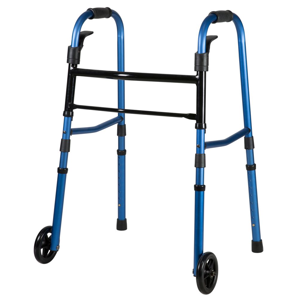 Blauer Gehwagen mit Rollen. Schwarze Griffe und Verbindungsstreben. Vier Beine, zwei mit Rollen.