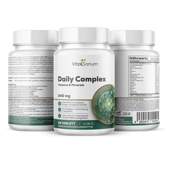 Drei weiße Flaschen VitaSanum Daily Complex Vitamine & Mineralien, eine vorne, zwei hinten.