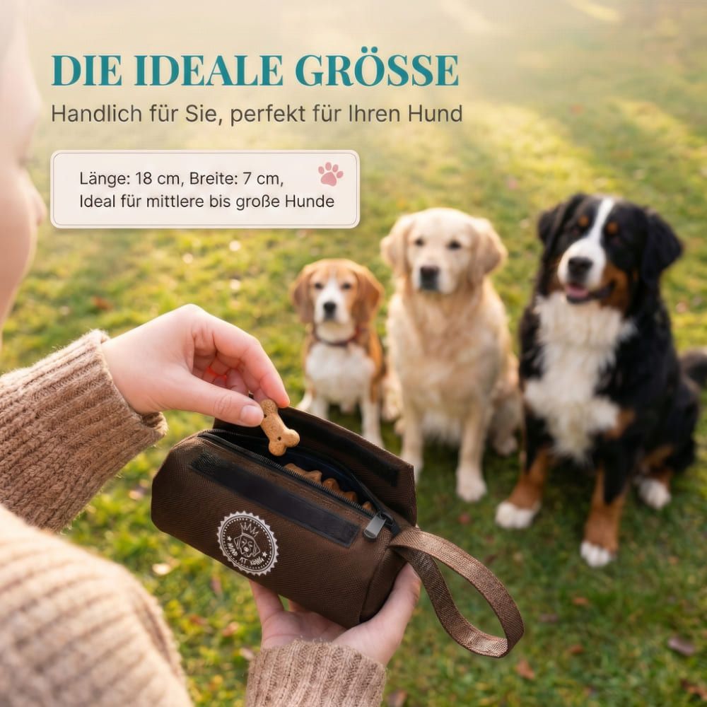 Frau hält Futterbeutel. Hunde sitzen im Gras. Text: Die ideale Größe. Maße: 18 cm Länge, 7 cm Breite.