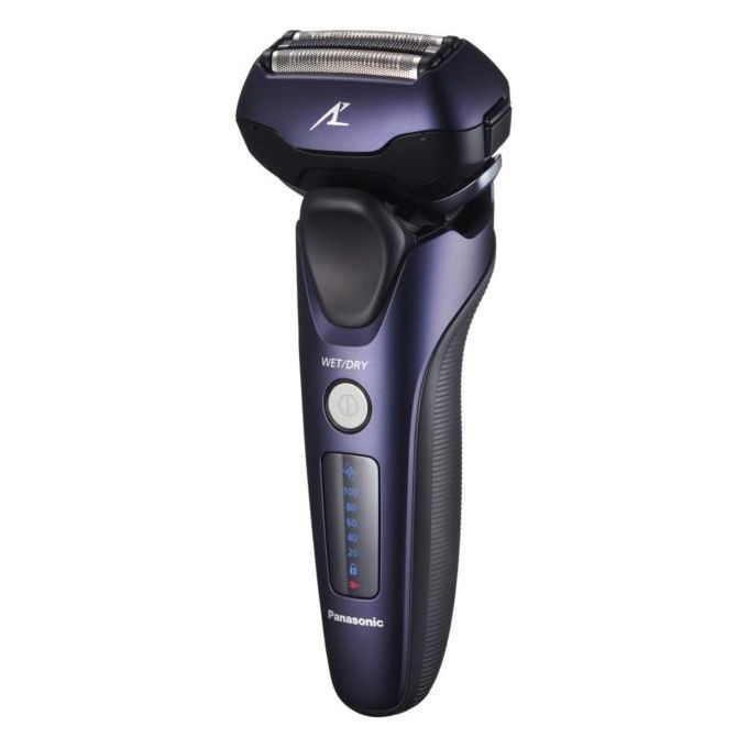 Elektrischer Rasierer in Marineblau. Sichtbar sind drei Klingen, ein Ein-/Ausschalter und eine Akkuanzeige. Marke: Panasonic.