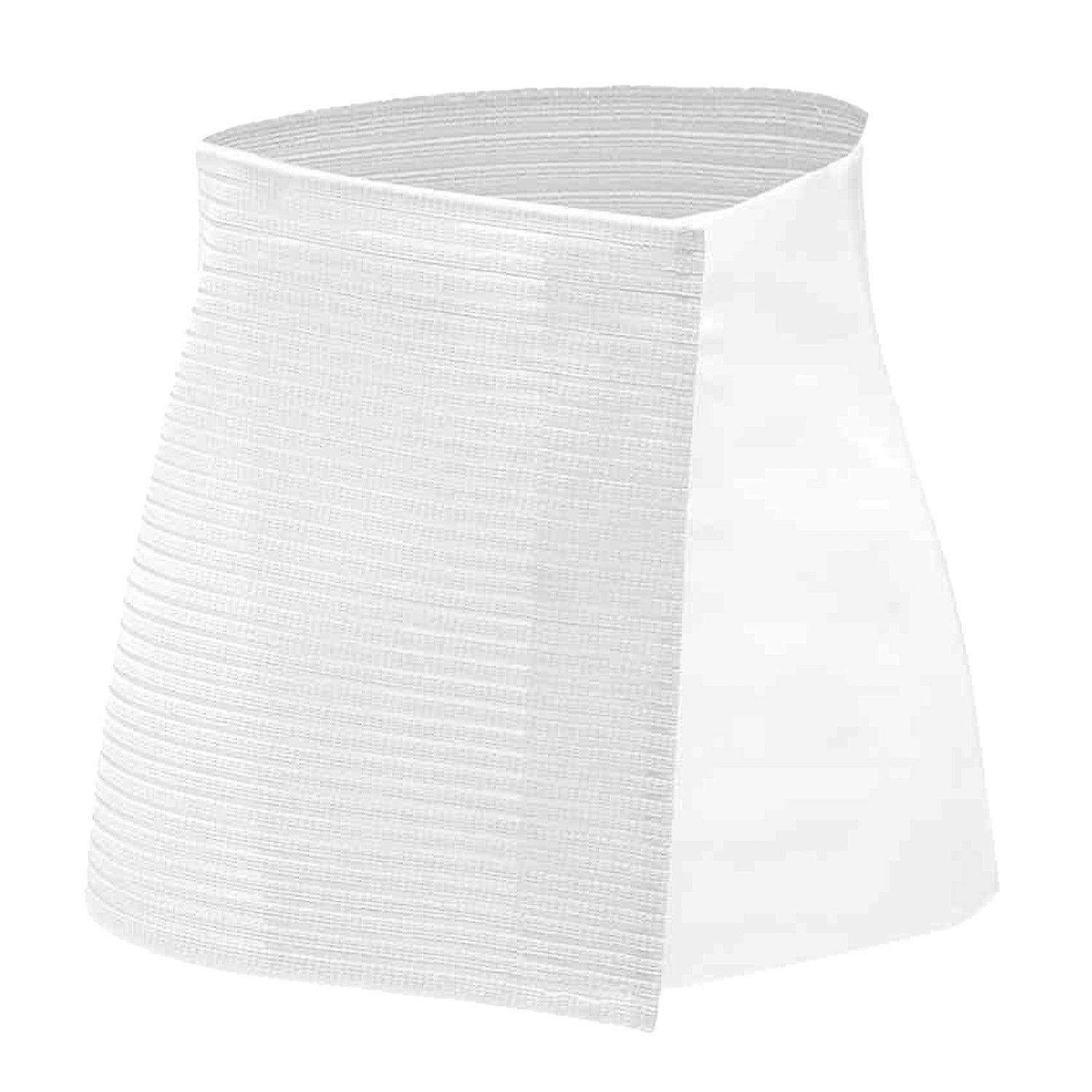 Weißer Postpartum-Bauchgürtel. Rechteckige Form mit horizontalen Streifen. Atmungsaktives Material.