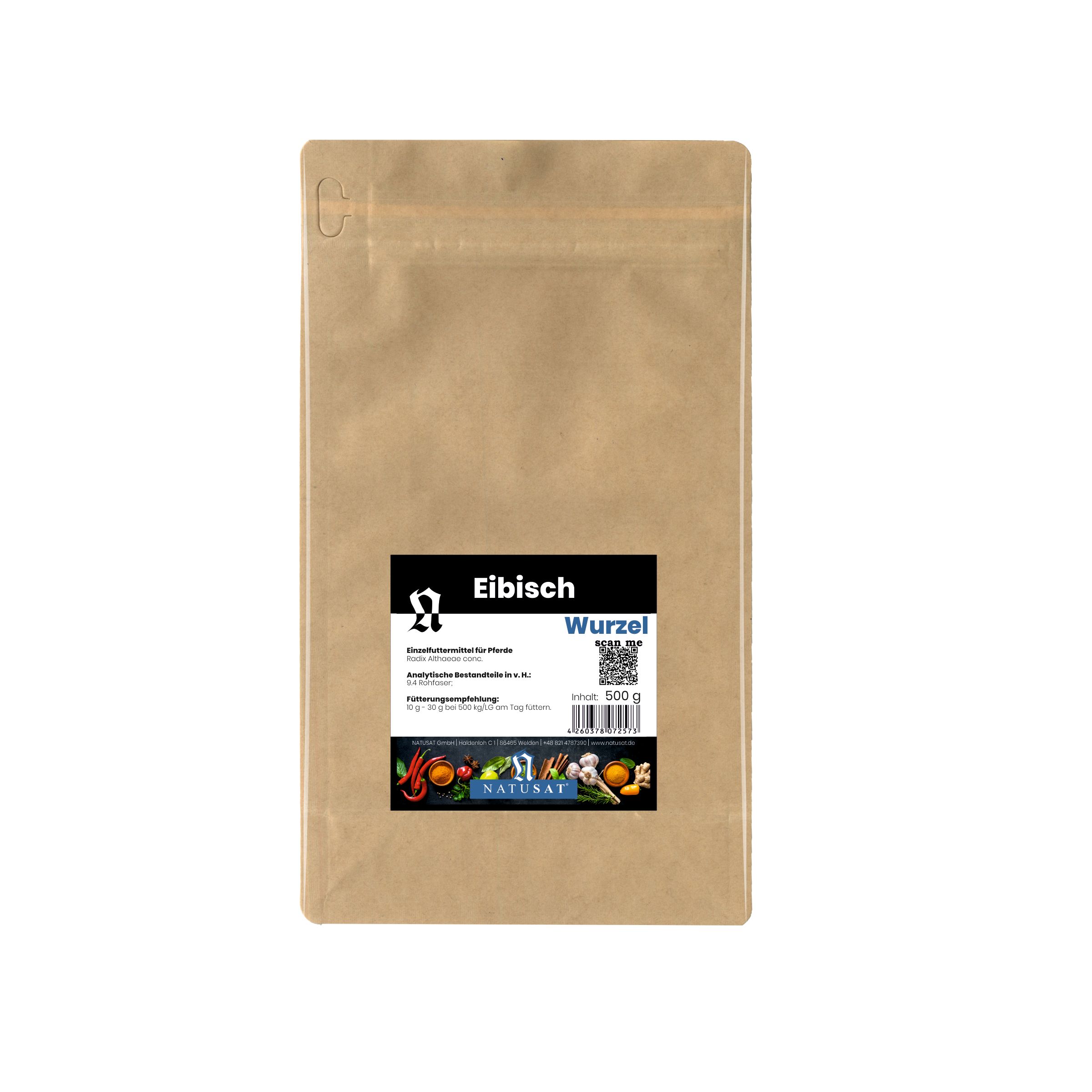 Nahaufnahme eines Pferdes mit hellem Fell und Mähne. Das Pferd trägt einen Halfter.