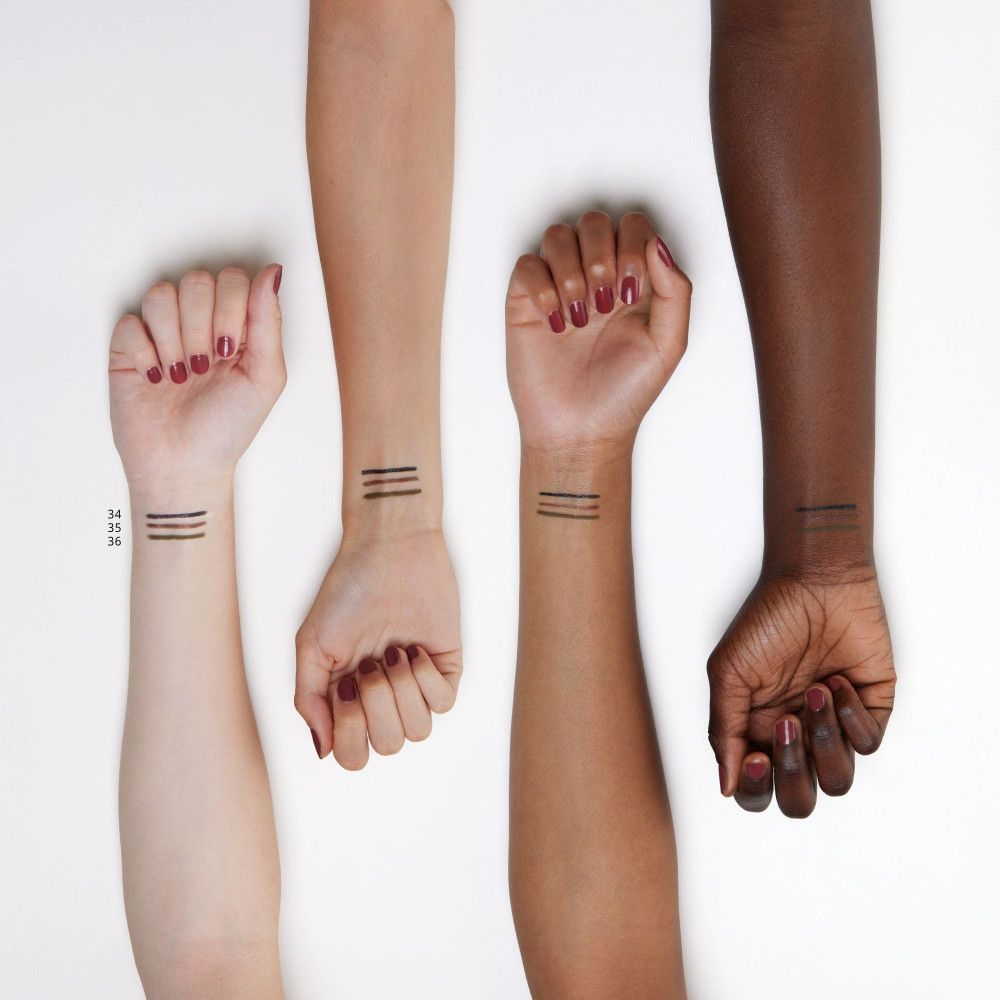 Vier Arme mit unterschiedlichen Hauttönen. Auf den Handgelenken sind drei schwarze Striche zu sehen.