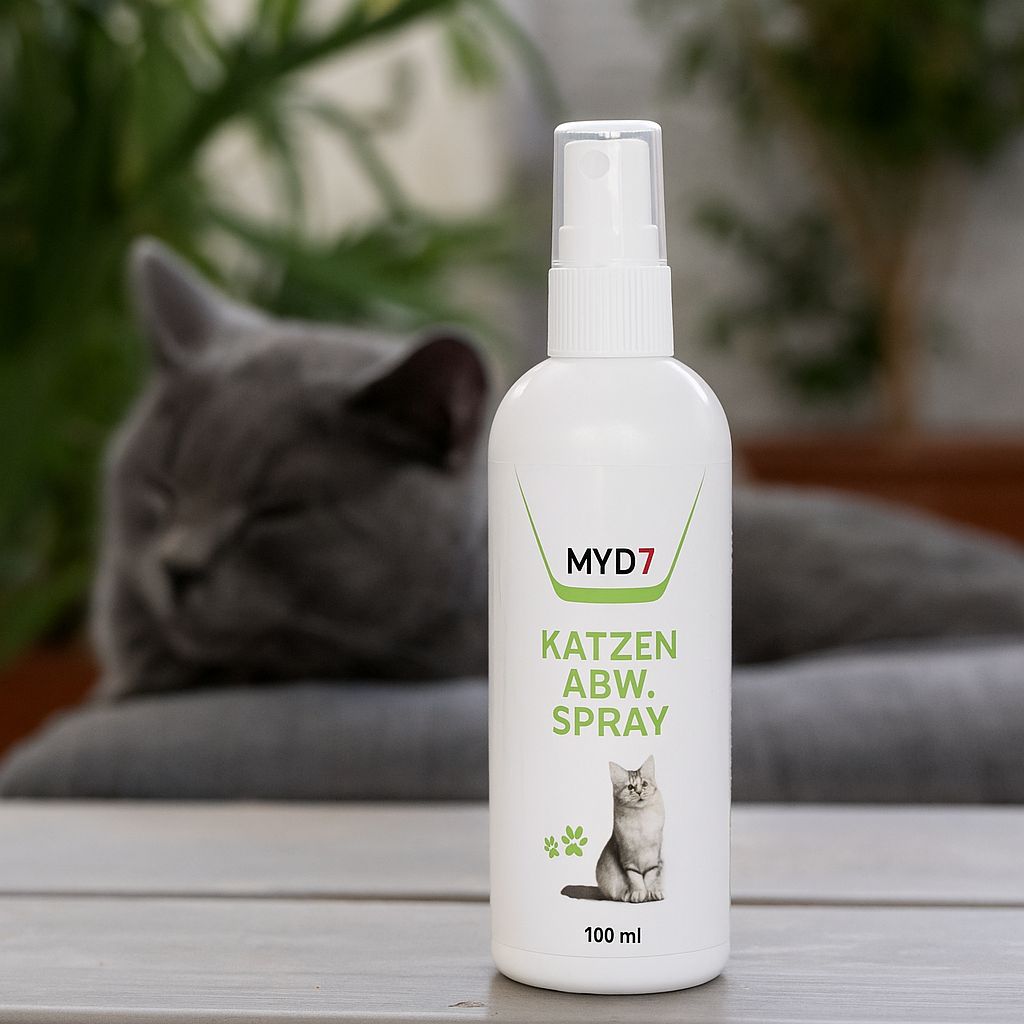 Weiße Sprühflasche mit MYD7-Logo und "Katzen Abw. Spray"-Aufdruck. Katze im Hintergrund.