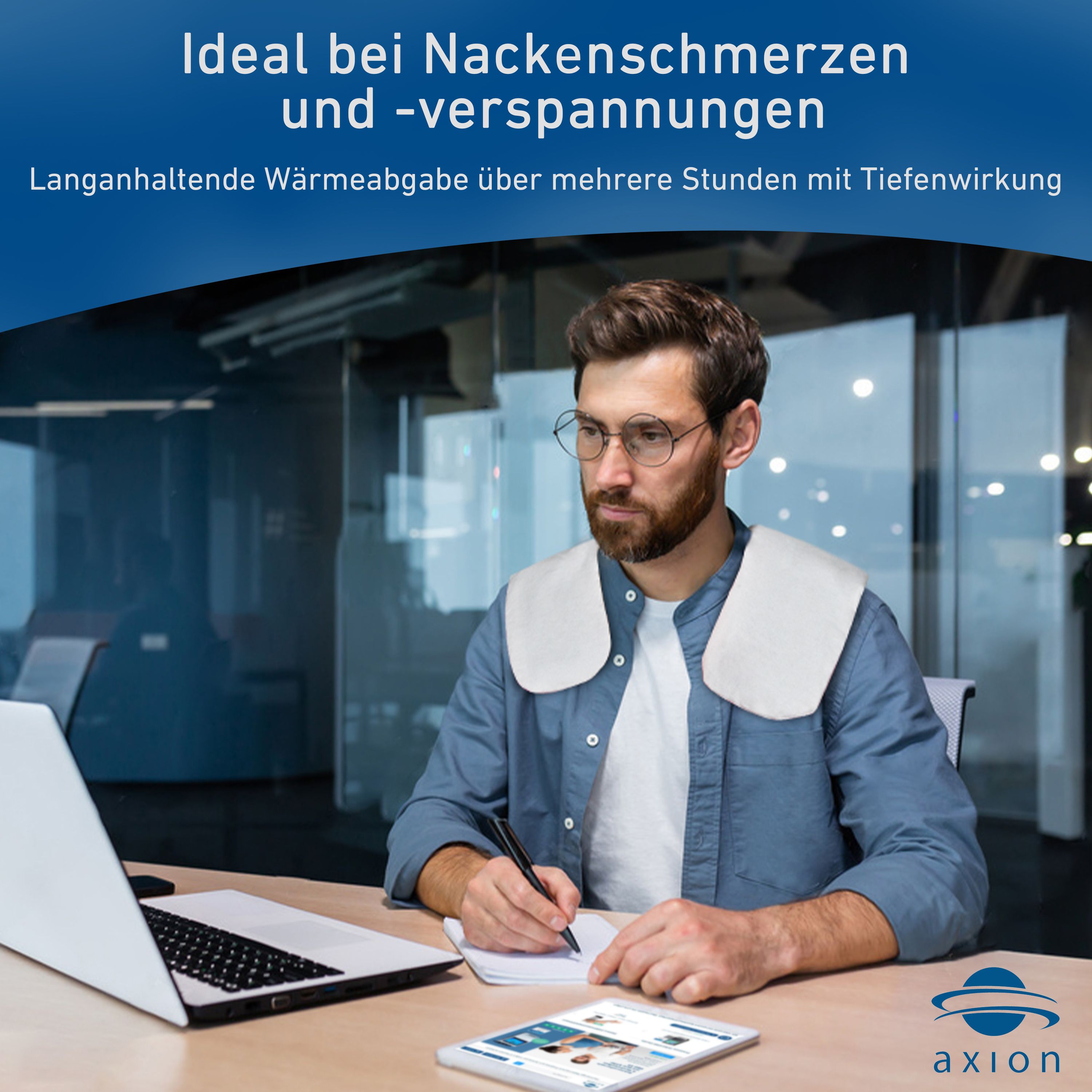 Mann mit Nackenkissen am Schreibtisch. Text: 'Ideal bei Nackenschmerzen'. Logo: axion.