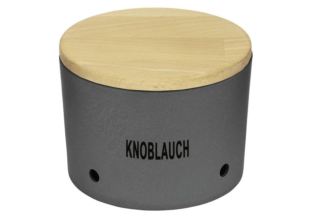 Grauer Knoblauchtopf mit Holzdeckel. Aufschrift "KNOBLAUCH". Zylindrische Form mit zwei kleinen Löchern.