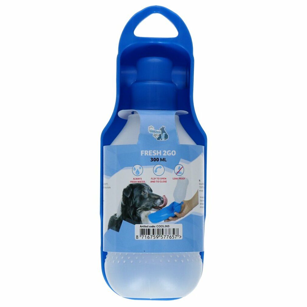 Blaue Trinkflasche mit weißem Behälter. Aufdruck: FRESH 2GO, 300 ml. Abbildung eines Hundes beim Trinken. Mit Trageschlaufe.