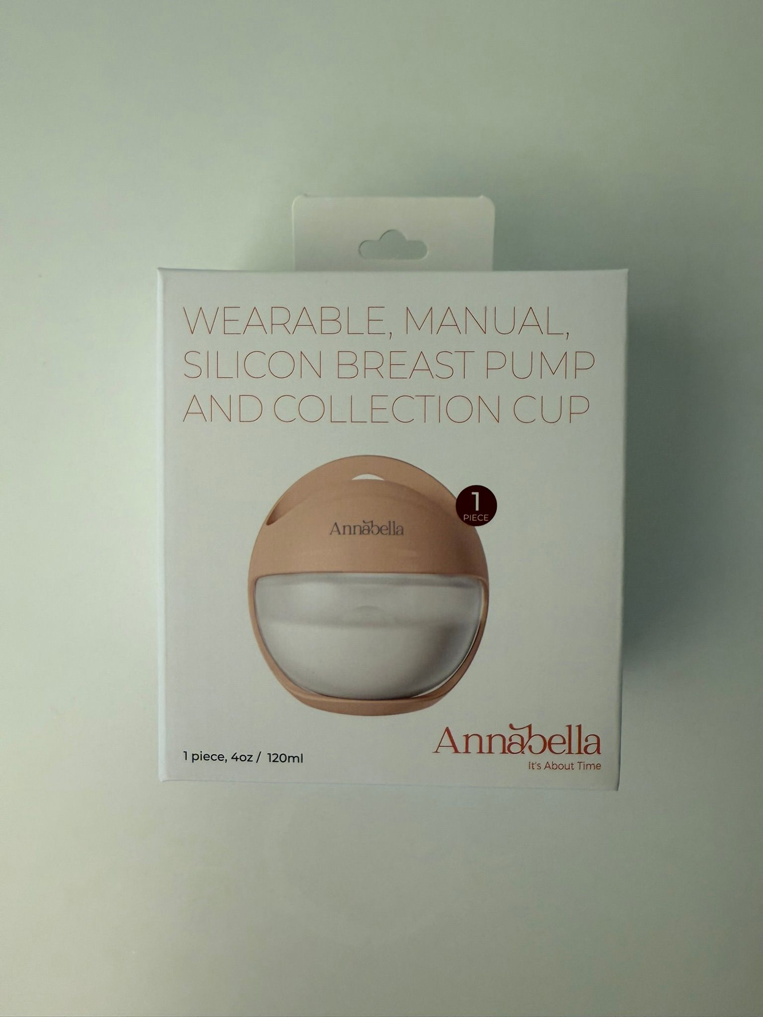 Verpackung mit Brustpumpe. Auf der Verpackung steht: Wearable, Manual, Silicon Breast Pump and Collection Cup. Der Name Annabella ist sichtbar.