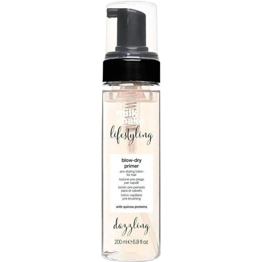 Klarer Flakon mit schwarzem Pumpkopf. Aufschrift: Milk Shake, Lifestyling, Blow-Dry Primer. Text in mehreren Sprachen.