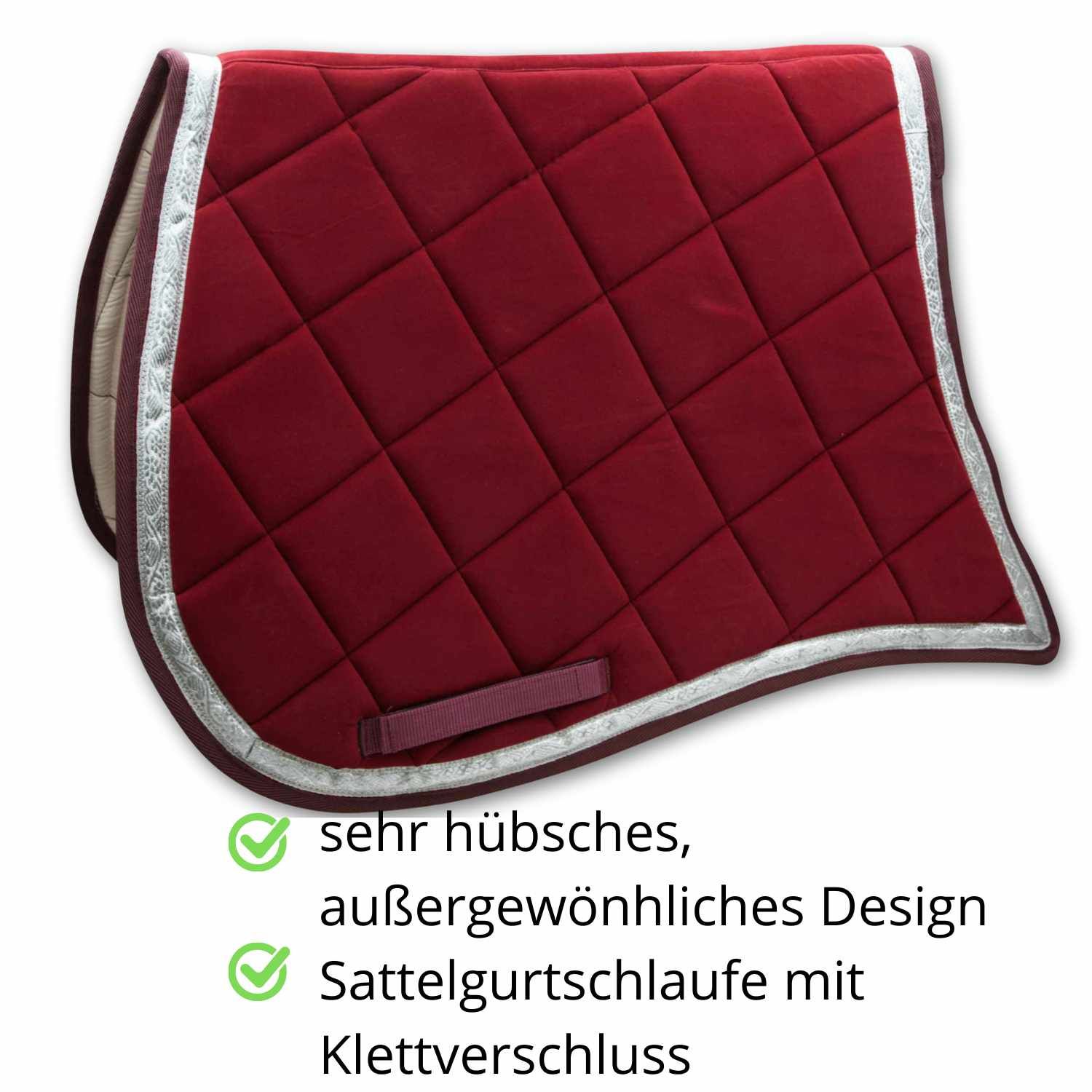 Burgunderfarbene Schabracke mit silberfarbener Biese. Quadratisches Steppmuster. Sattelgurt-Schlaufe mit Klettverschluss.