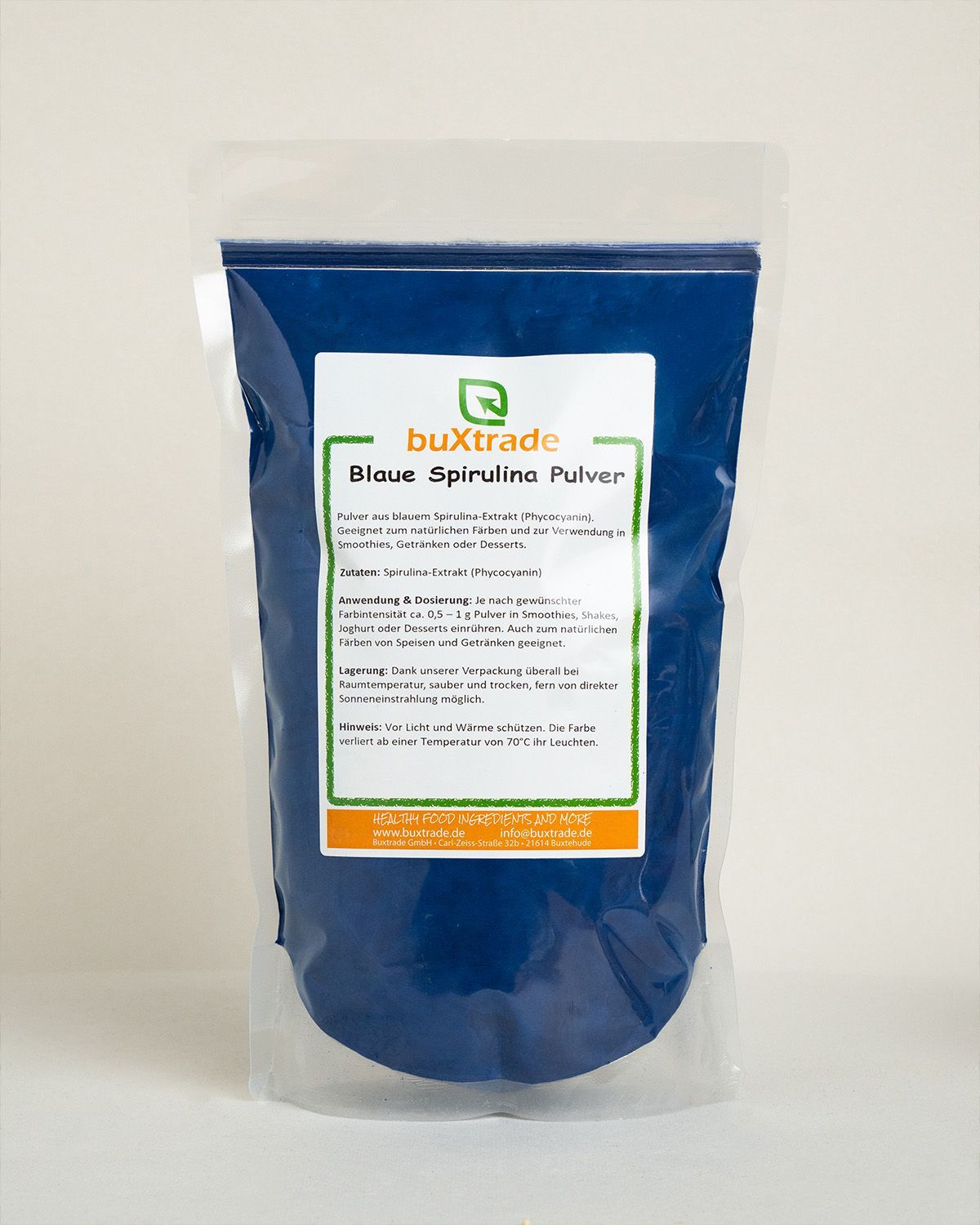 Ein Standbeutel mit der Aufschrift 'buxtrade Blaue Spirulina Pulver' und Anwendungshinweisen.