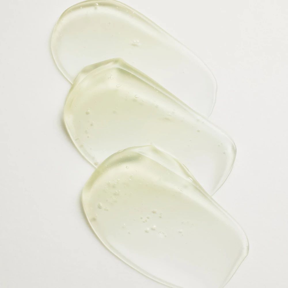 Drei transparente Gelspuren auf weißem Hintergrund. Die Spuren sind länglich und tropfenförmig.