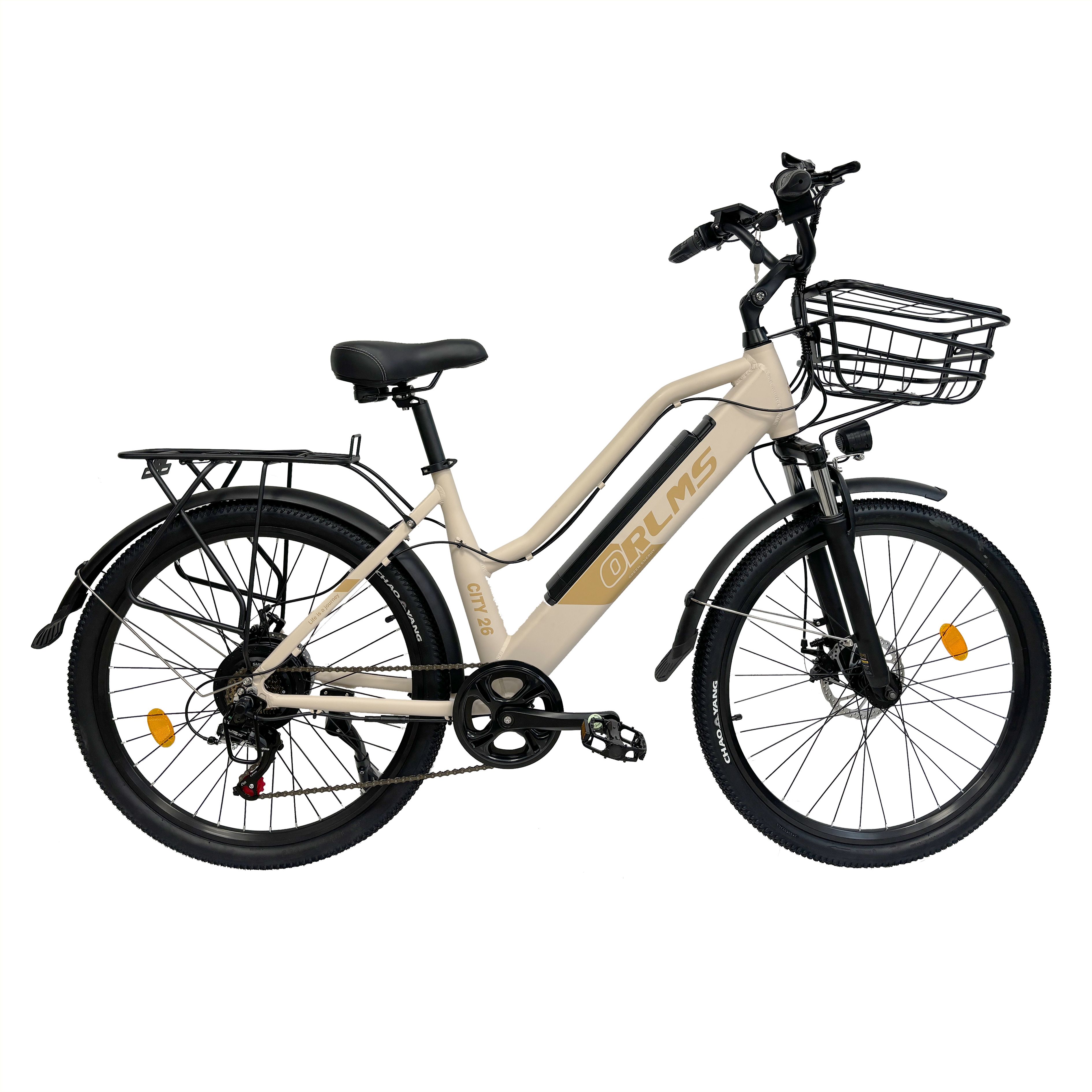 Beige Elektrofahrrad mit schwarzem Korb, Schutzblechen und Gepäckträger. ORLMS-Logo. Schwarze Reifen und Sattel.