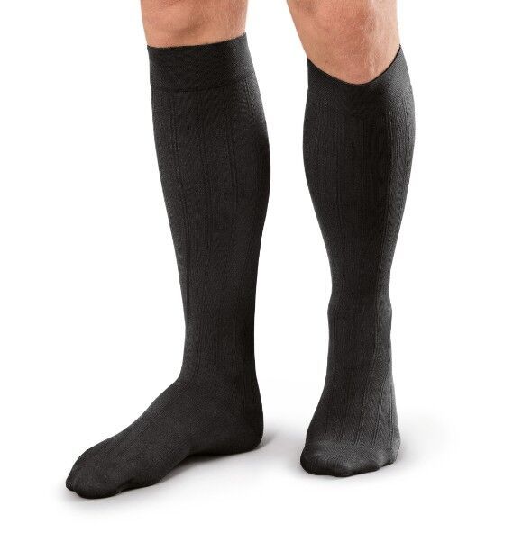 Kniestrümpfe, schwarz. Geripptes Muster. JOBST fürMen Explore Kompressionsstrümpfe. Beinansicht.