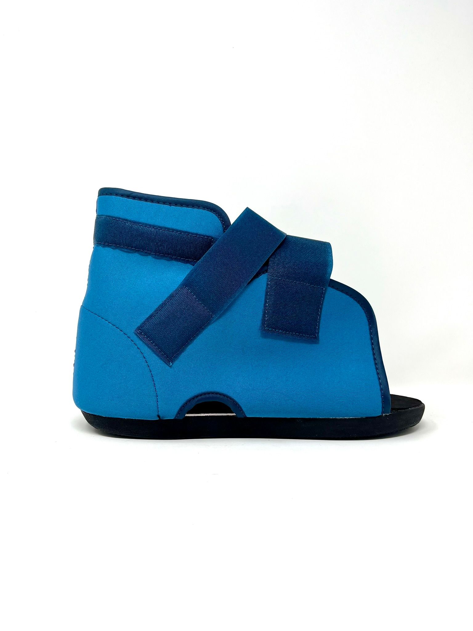 Blauer Artistep S Gehschuh. Knöchelhoher Schuh mit Klettverschlüssen. Schwarze Sohle. Seitliche Ansicht.