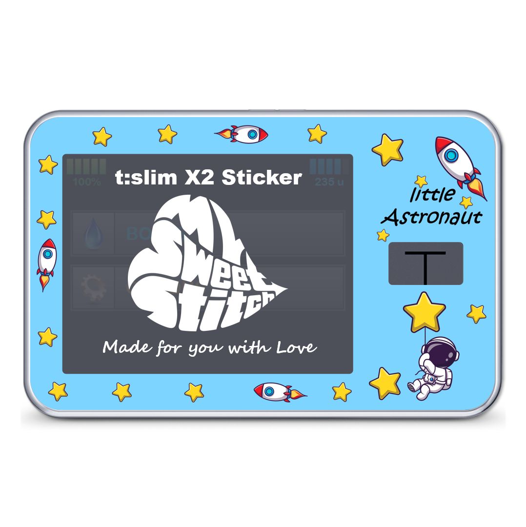 Blauer Aufkleber mit Sternen, Raketen und Astronauten-Motiv. Rechteckige Form. Schriftzug "t:slim X2 Sticker" und "little Astronaut".