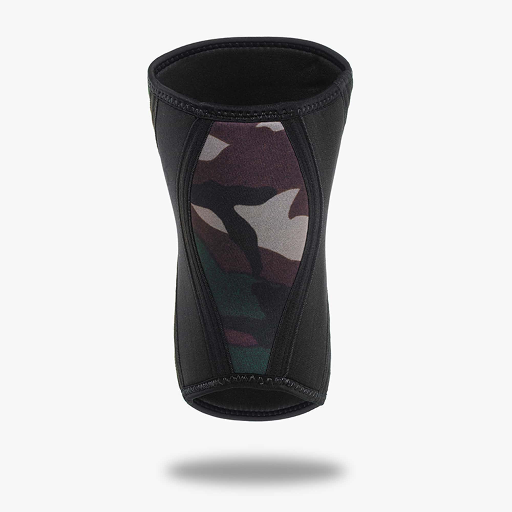 Schwarze Kniebandage mit Tarnmuster-Einsatz. Für das Knie geformt. Schattenwurf.