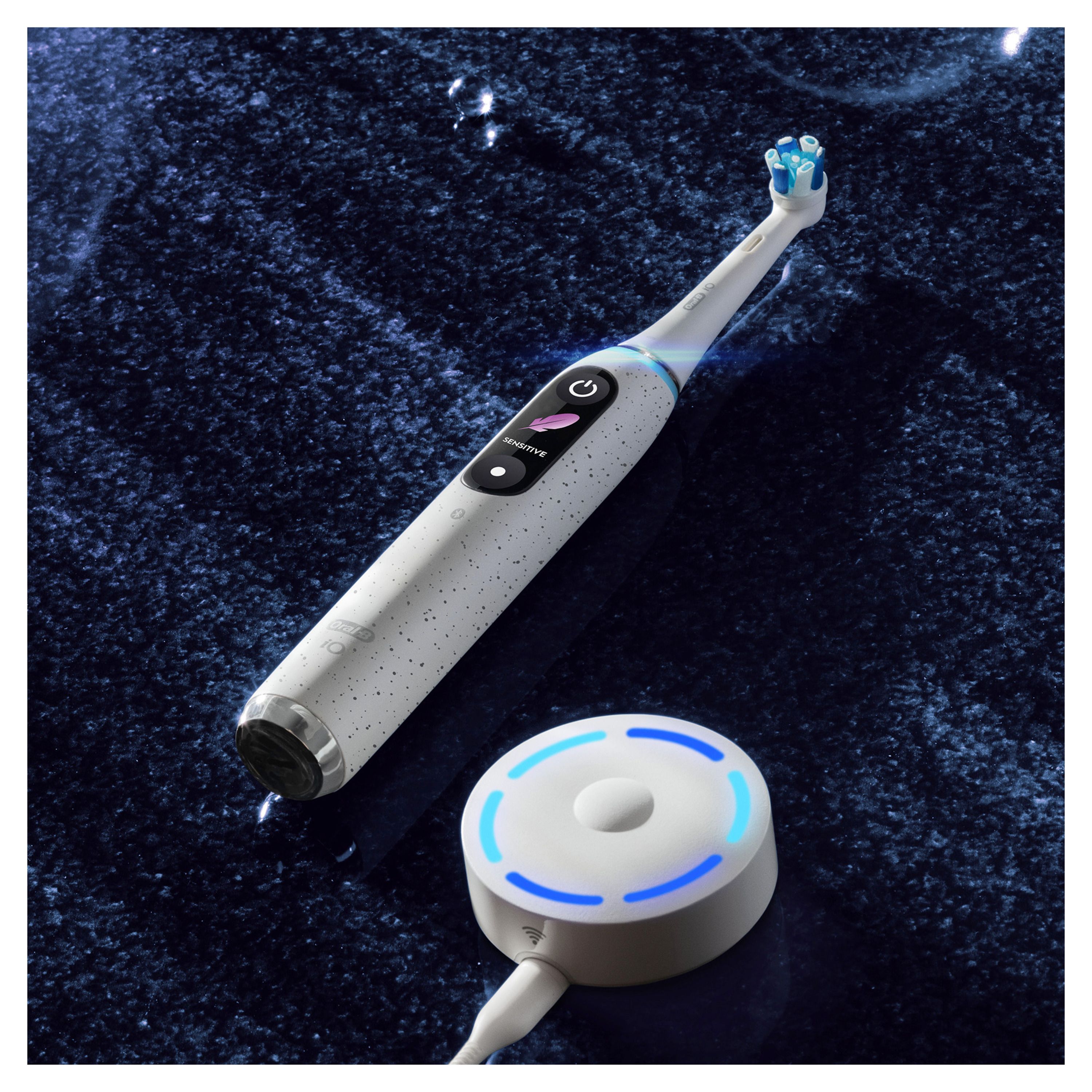 Oral-B - Elektrische Zahnbürste "iO Series 10 + Lade-Reiseetui" in Weiß