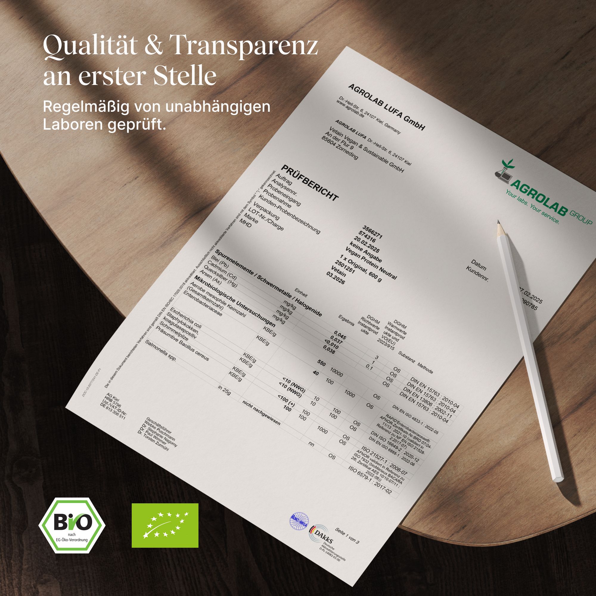 Weißes Papier mit Text und Logos. Bio-Siegel und Logo. Stift liegt auf dem Papier.