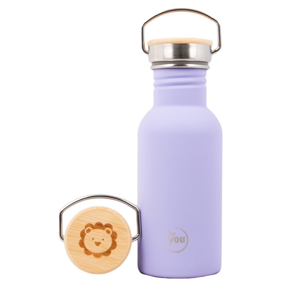 Lila Kinder-Trinkflasche mit Bambusdeckel und Löwenmotiv.