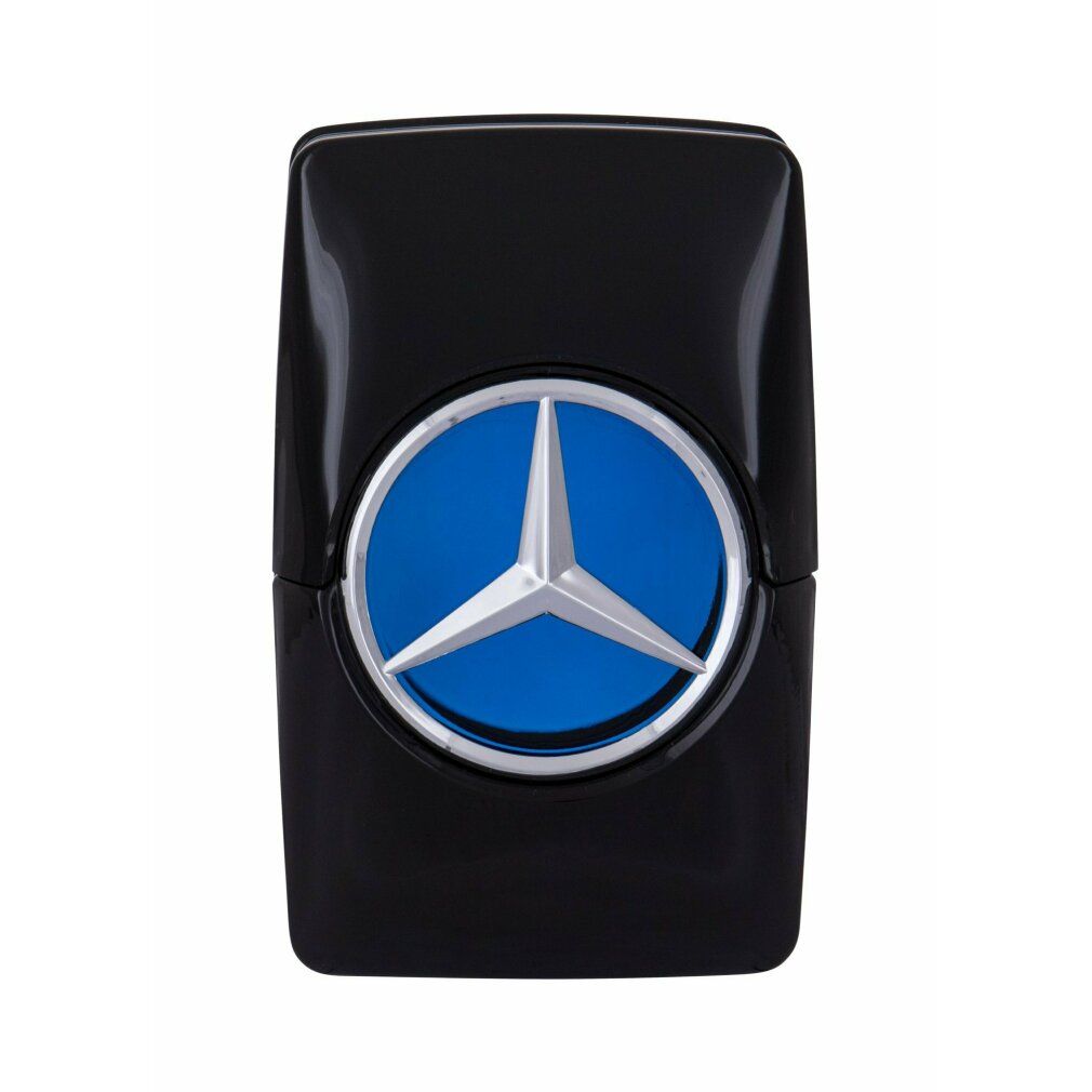 Schwarzer Flakon mit blauem Mercedes-Benz-Logo. Rechteckige Form, glänzende Oberfläche.