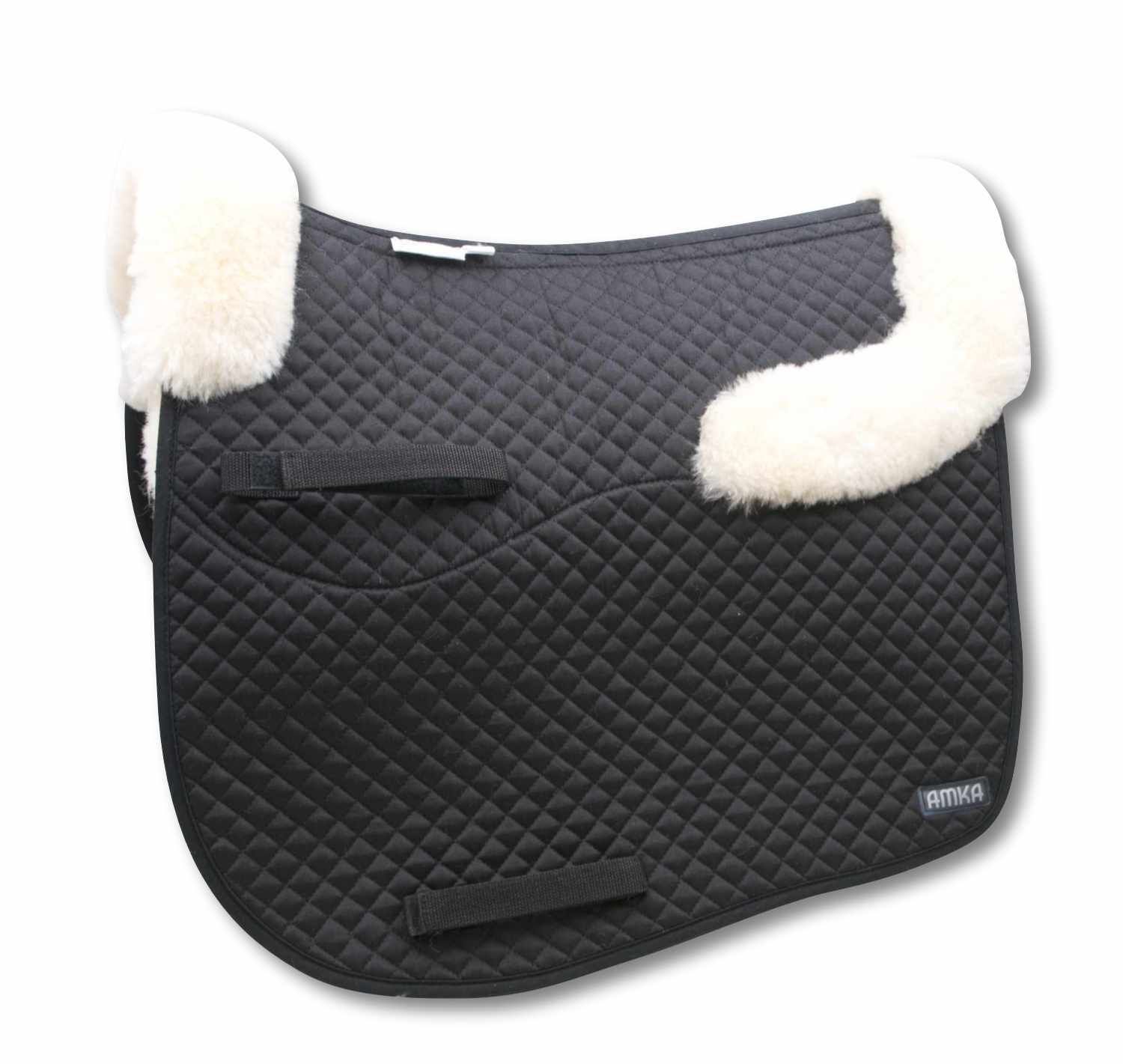 Schwarzes Sattelkissen mit Lammfellkanten und AMKA-Logo. Steppstoff-Oberfläche, Klettverschlüsse.