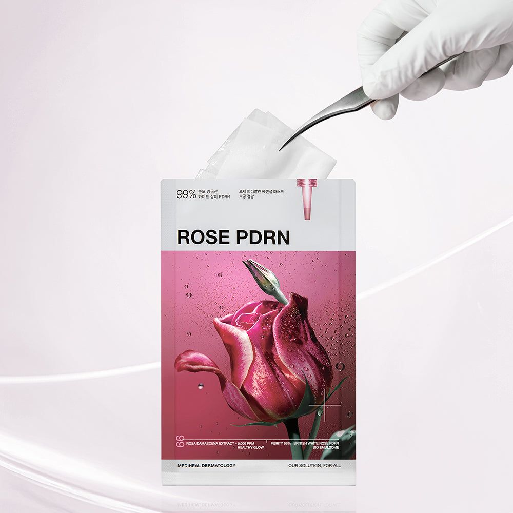 Verpackung der MEDIHEAL Rose PDRN Essential Tuchmaske. Rosa Design mit Rose und Produktinformationen. Pinzette entnimmt Maske.