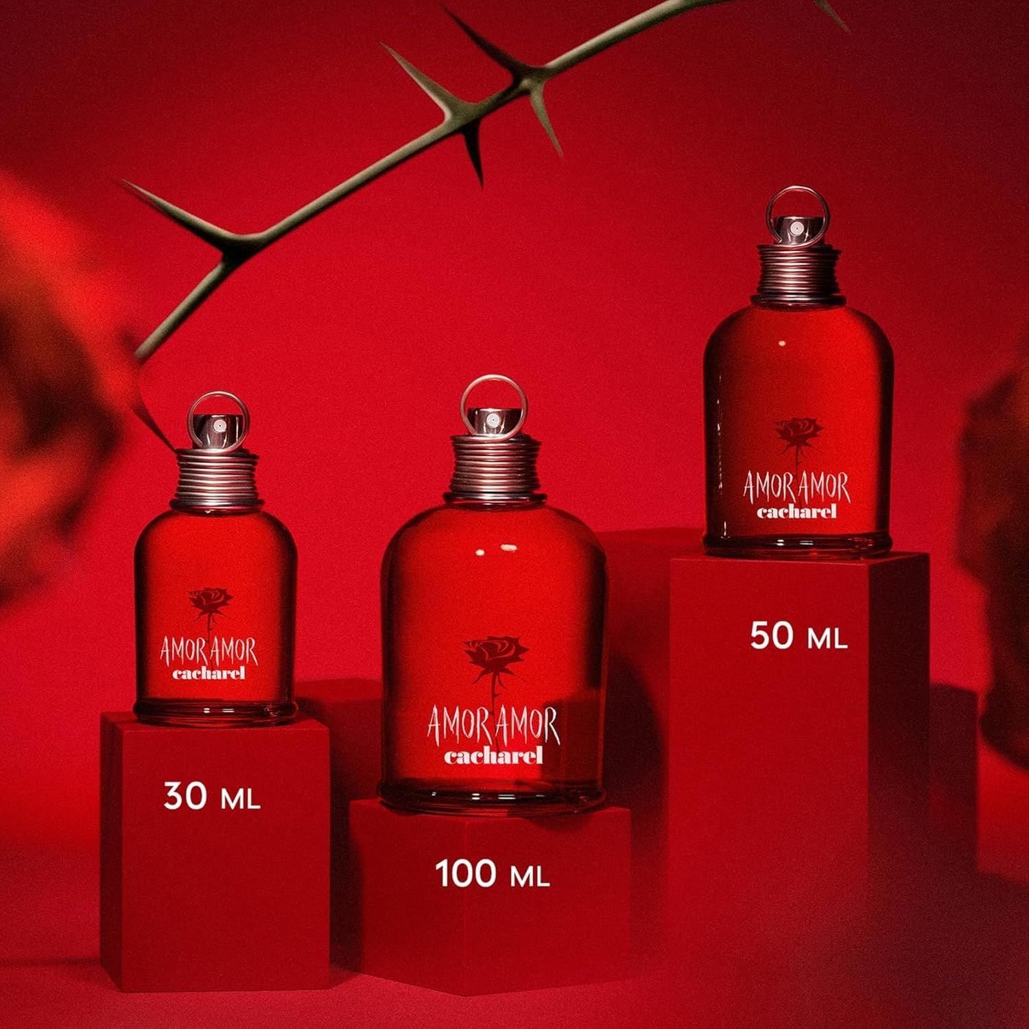 Drei rote Flakons. Aufschrift: Amor Amor, Cacharel. Größen: 30, 50, 100 ml.