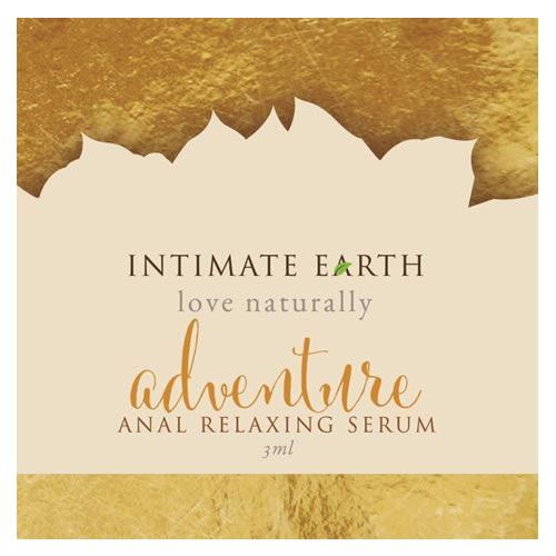 Etikett mit Produktnamen und Schriftzug. Goldfarbener Hintergrund. Text: Intimate Earth, love naturally, adventure, Anal Relaxing Serum, 3ml.