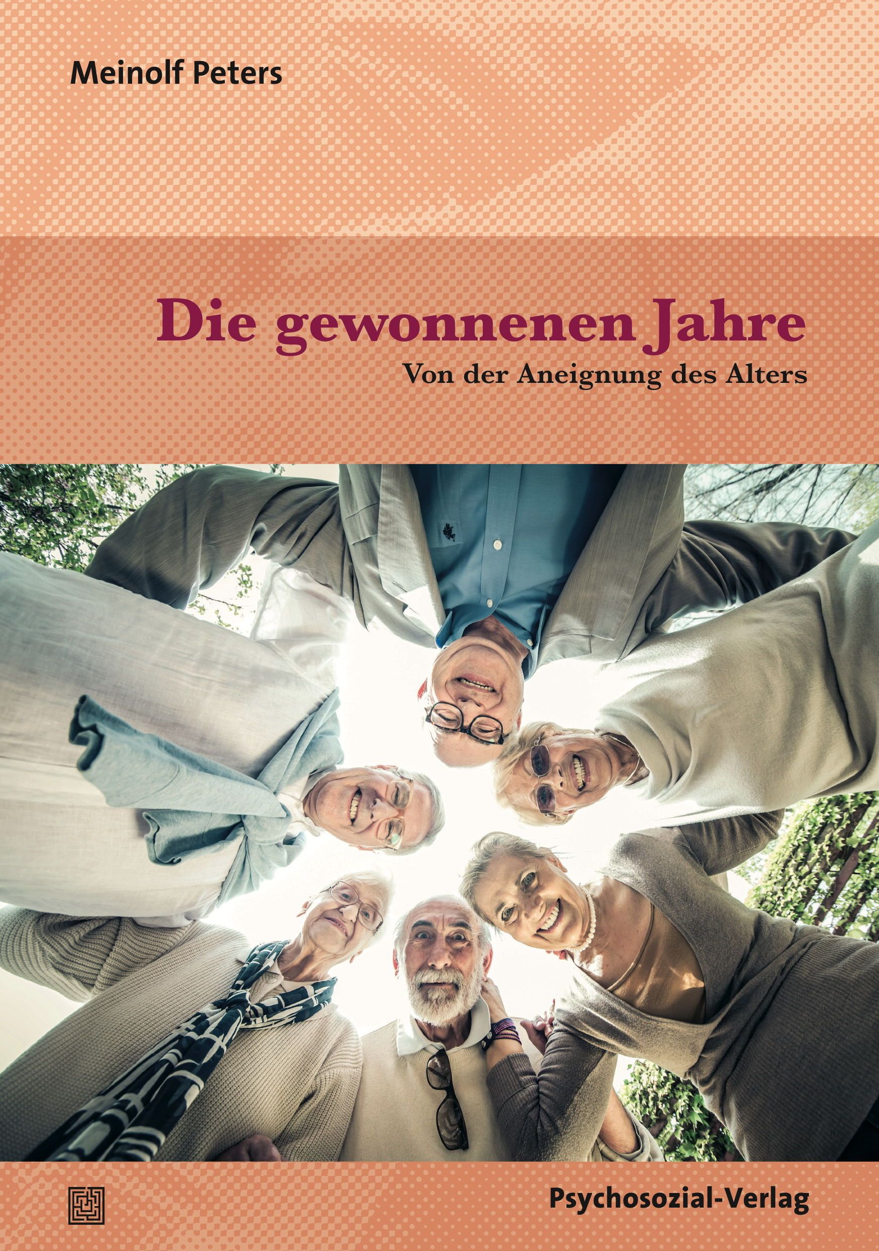 Buchcover: "Die gewonnenen Jahre". Titel und Autor Meinolf Peters. Gruppe älterer Menschen blickt von unten in die Kamera. Verlag: Psychosozial-Verlag.