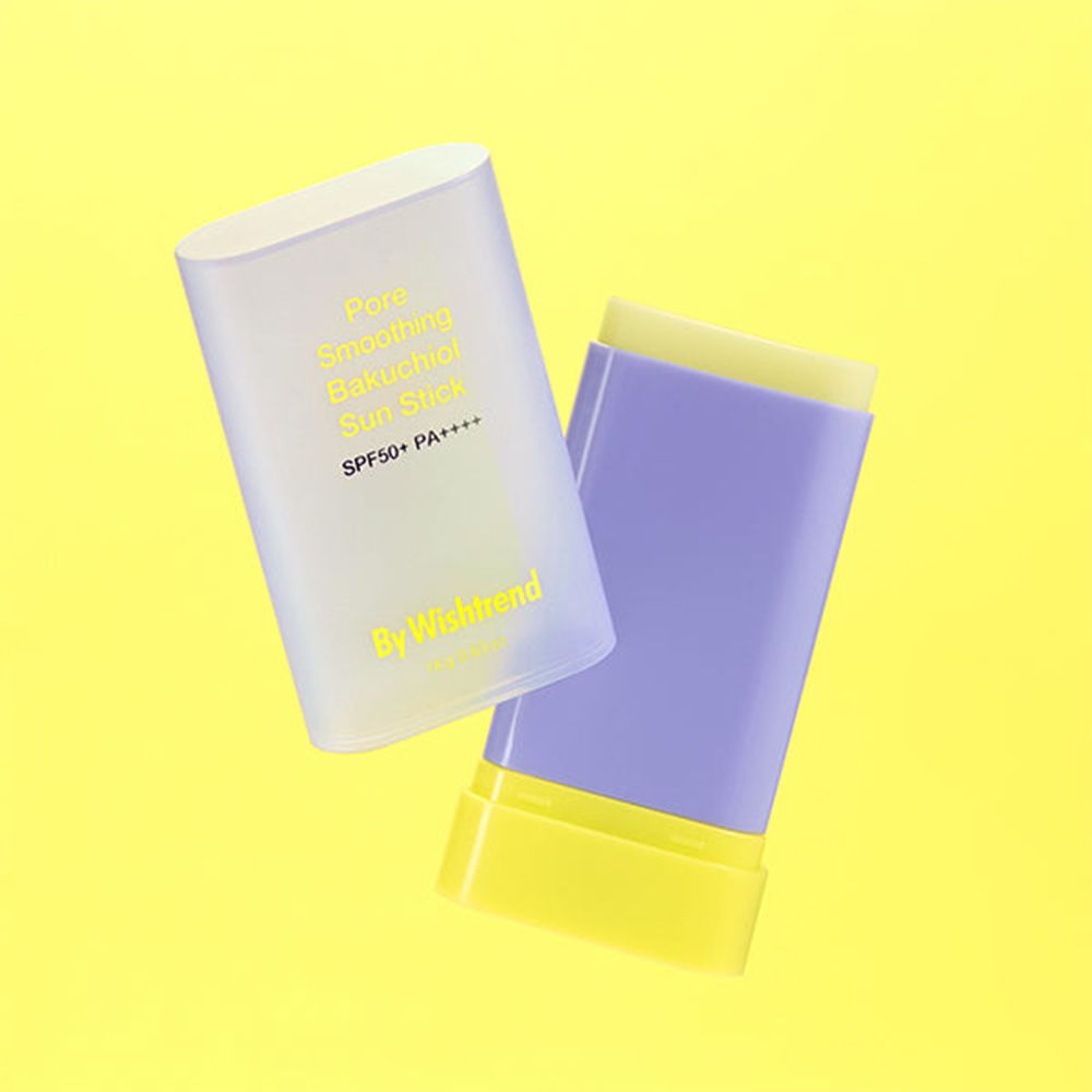 Lila-gelber Sonnenschutz-Stick und Hülle. Text: Pore Smoothing Bakuchiol Sun Stick SPF50+ PA++++. Marke: By Wishtrend. Gelber Hintergrund.