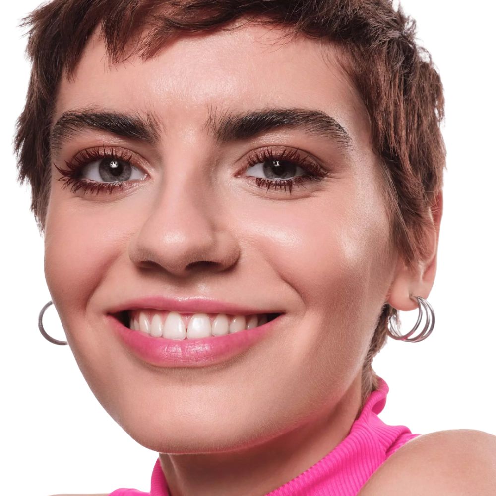 Porträt einer Frau mit rosa Oberteil. Augen-Make-up, vermutlich mit Essence Eyeliner.