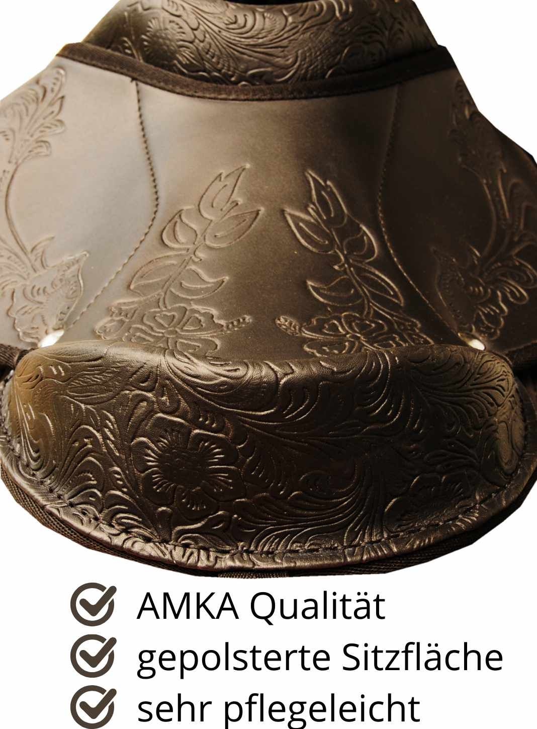 Nahaufnahme eines braunen Ponysattels mit floralen Prägungen. Gepolsterte Sitzfläche.