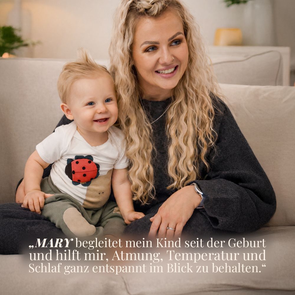 Mutter und Baby. Baby trägt Body mit Marienkäfer-Applikation. Text: MARY begleitet mein Kind seit der Geburt.