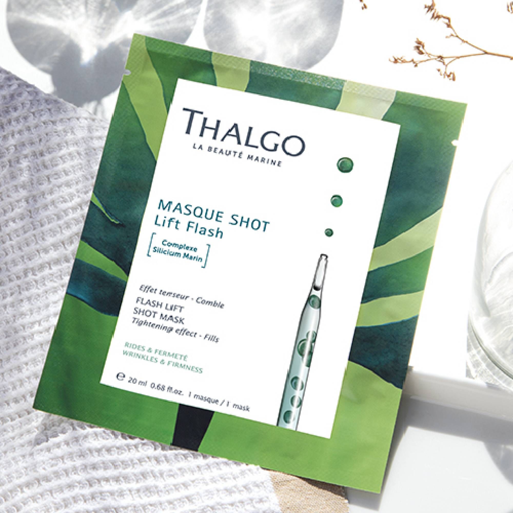 Grüne Verpackung mit weißem Etikett. Enthält eine Ampulle. Text: THALGO, Masque Shot Lift Flash, 20 ml.
