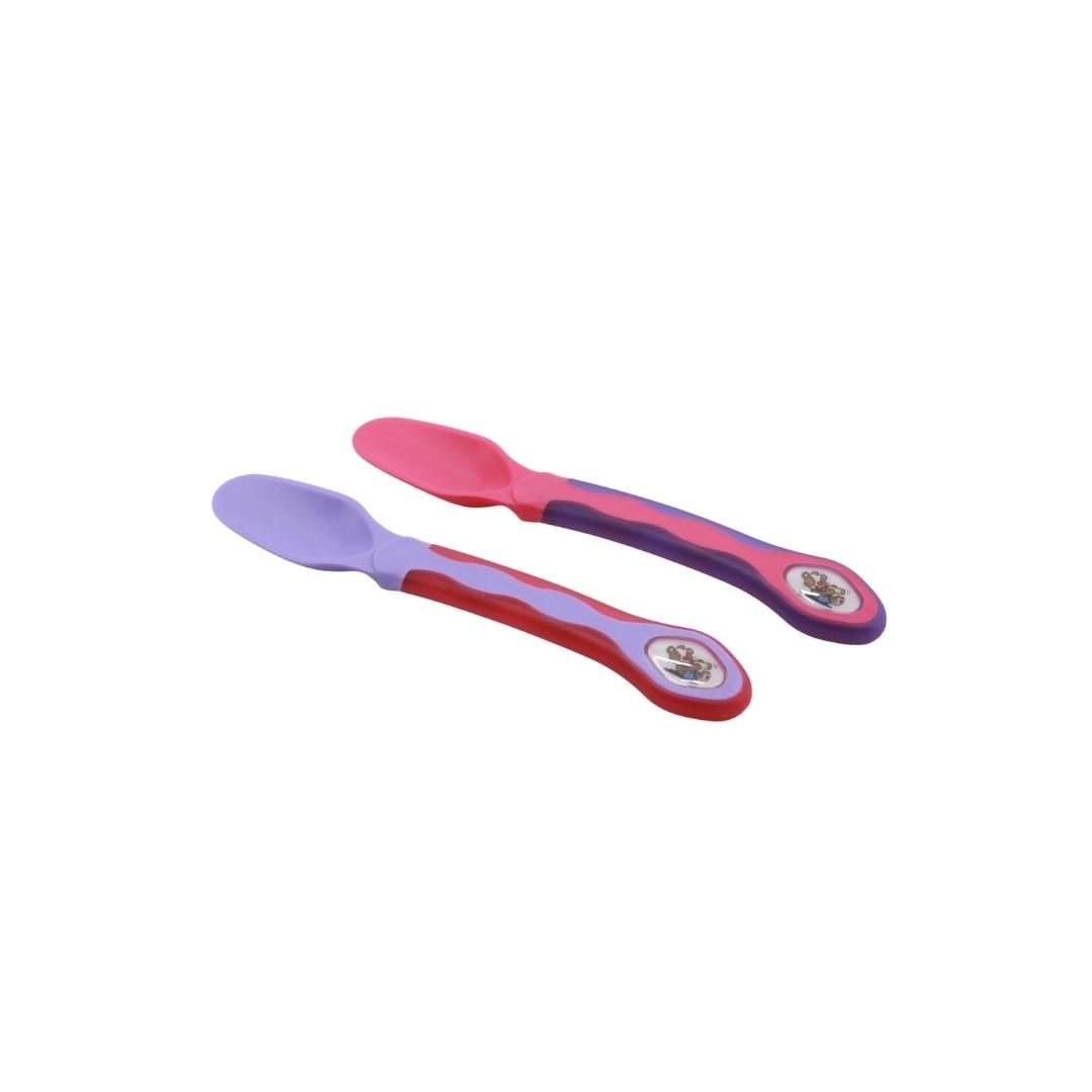 Zwei Baby-Löffel. Löffelköpfe in Rosa und Lila, Griffe in Rot und Lila. Auf den Griffen ist ein Bild.