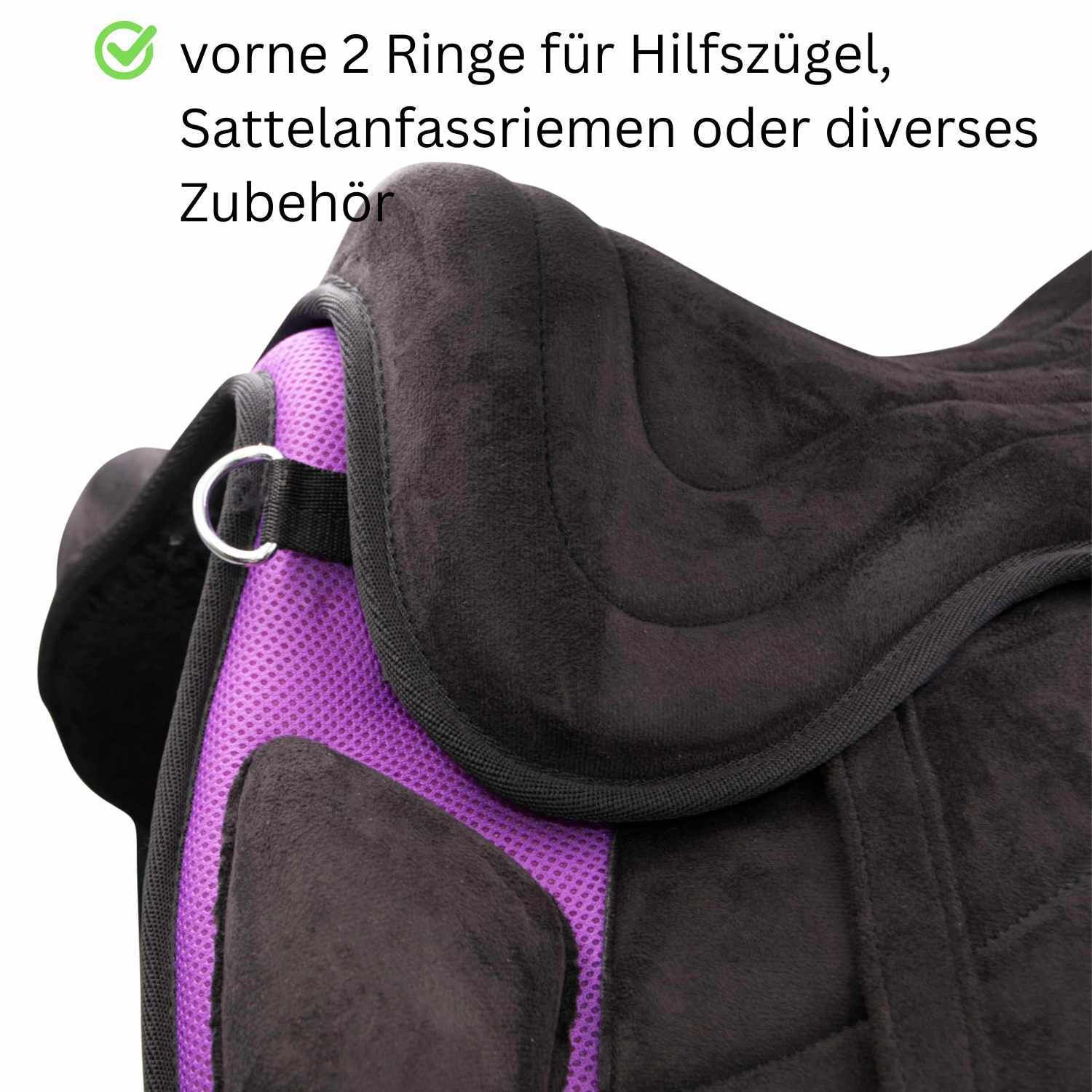 Nahaufnahme eines Sattels. Lila Seite, schwarze Polsterung. D-Ring. Text: vorne 2 Ringe für Hilfszügel, Sattelfassriemen oder diverses Zubehör.