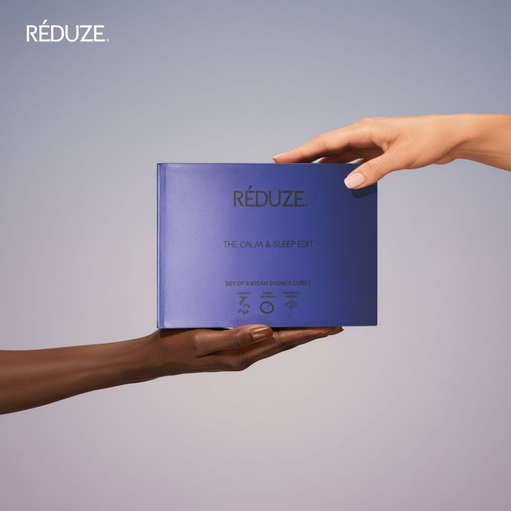 Hände halten eine blaue Box. Aufschrift: RÉDUZE, The Calm & Sleep Edit.