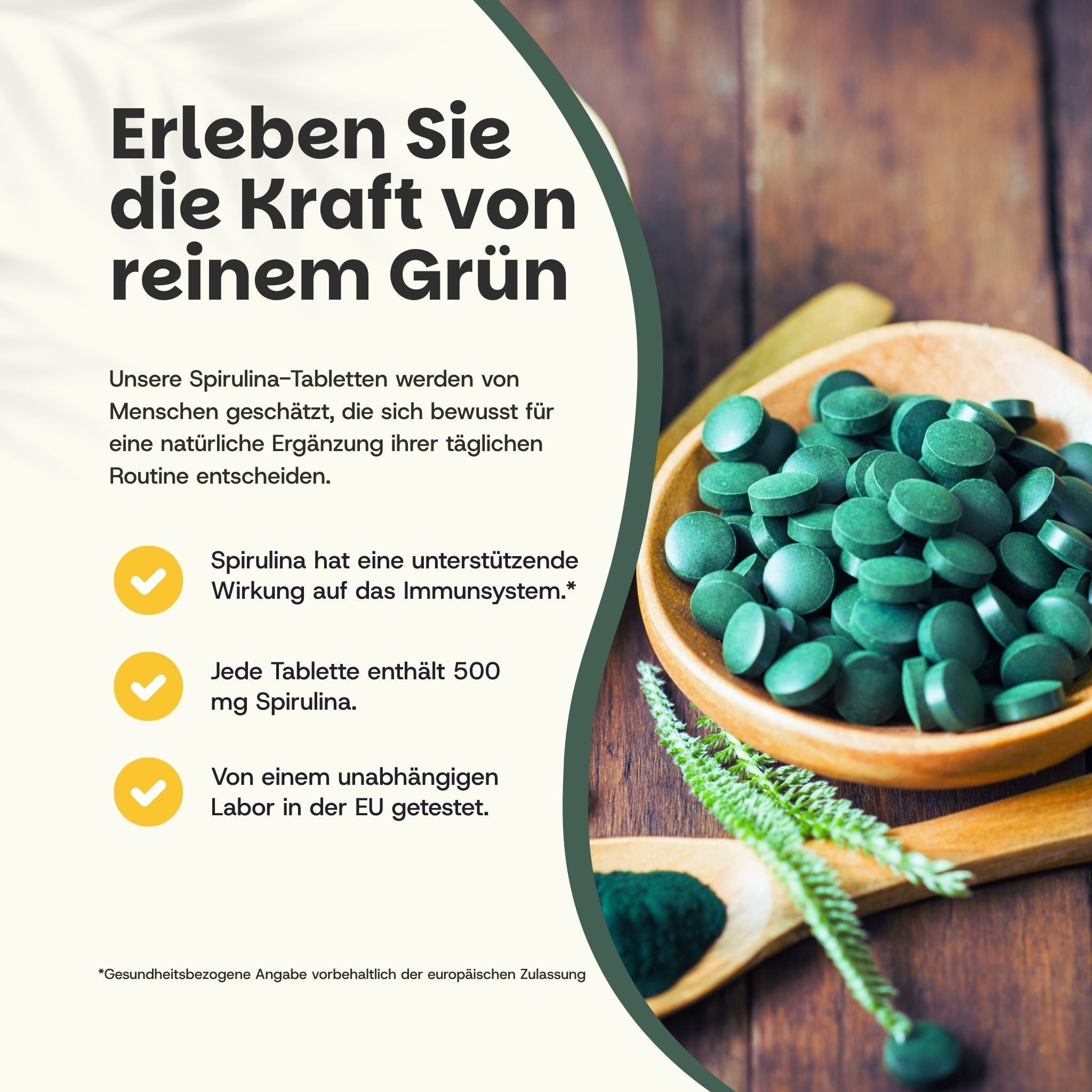 Hölzerne Schale mit grünen Spirulina-Tabletten. Text: Enthält 500 mg Spirulina. Laborgeprüft.