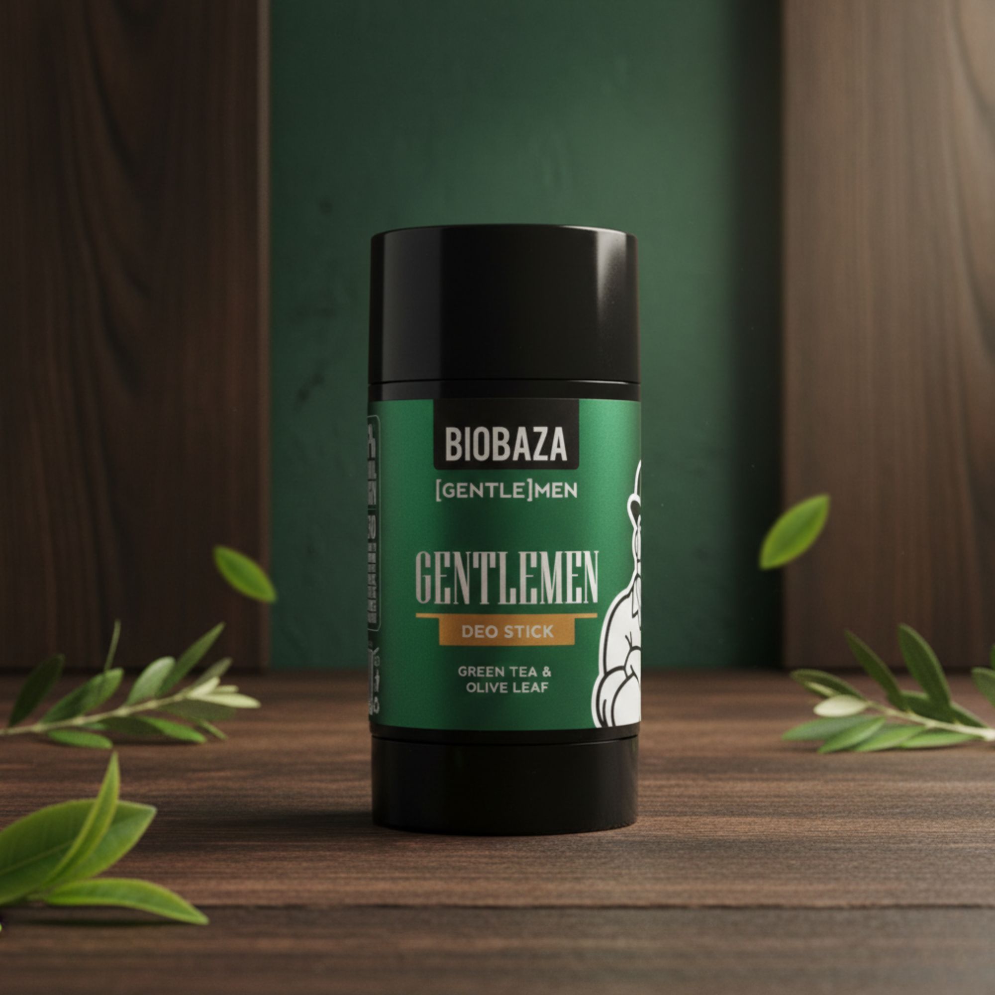 Deo-Stick mit schwarzem Deckel und grüner Etikette. Aufschrift: BIOBAZA, GENTLEMEN, Deo Stick, Grüntee & Olivenblatt. Auf Holzoberfläche.