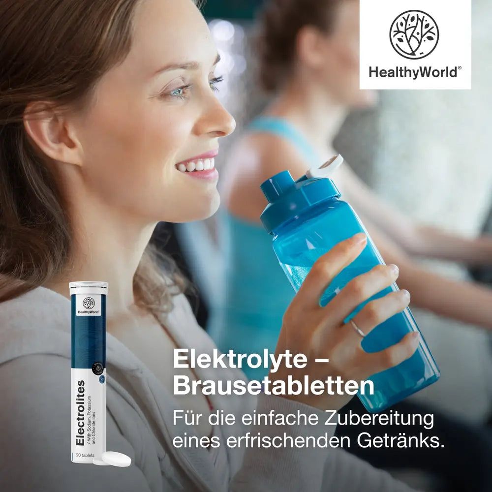 Frau trinkt nach dem Sport aus einer blauen Trinkflasche, daneben eine Packung Elektrolyt-Brausetabletten.